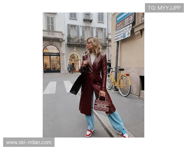 足球明星风衣演绎时尚与运动结合的完美魅力 足球明星风衣演绎时尚与运动结合的完美魅力